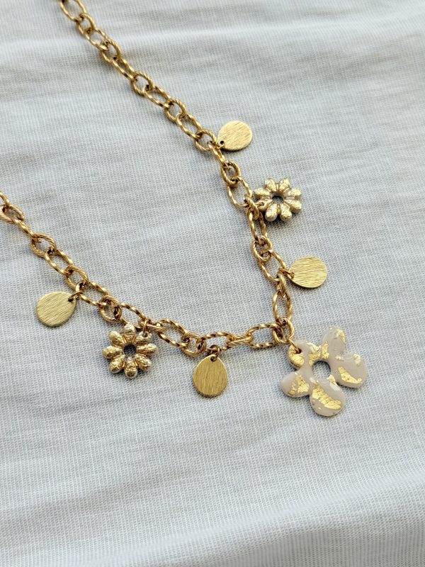 Collier breloques SOLÉNA - Beige feuilles d'or – Image 2