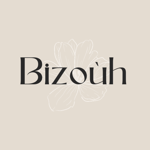 Accueil 12 Beige Minimal Personal Make Up Artist Logo