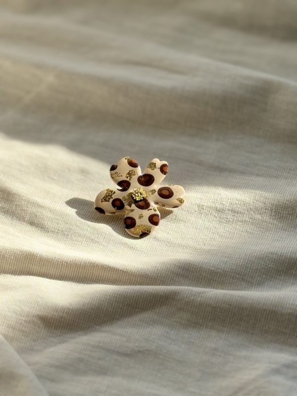 Broche - Léopard feuilles d'or – Image 2
